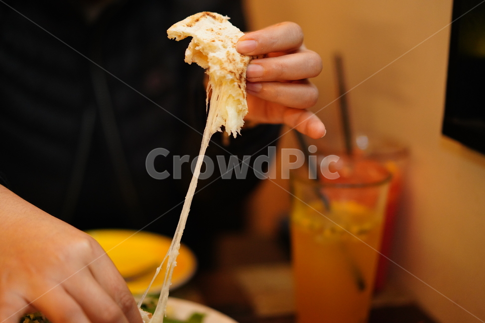 피자,핏자,pizza,이태리,이탈리안,음식,푸드,먹방,빵,식감,먹거리,식사,사람,인물,인간,human,person,신체일부,몸,body,음식,식재료,요리,food,cook,meal,dishes,food reserves,양식,서양음식,서양요리,western food,western dishes,western meal,western cook