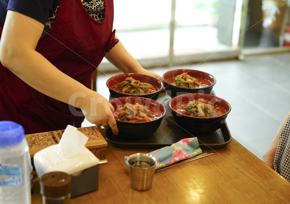 짬뽕,면요리,중화요리,서빙,음식,국물,짬뽕국물,그릇,먹방,맛,행복,먹부림,먹빵,국물요리,해장,얼큰,면,사람,인물,인간,human,person,신체일부,몸,body,음식,식재료,요리,food,cook,meal,dishes,food reserves,중식,중국음식,중화요리,chinese food,chinese dishes,chinese meal,chinese cook,연출,컨셉,콘셉,direction,concept