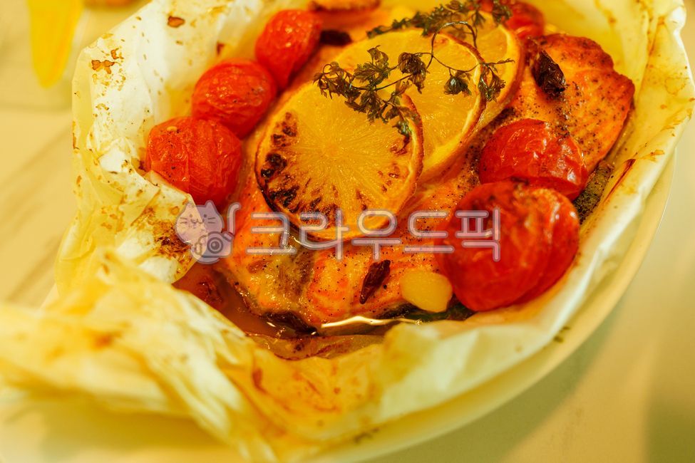 지중해식,건강식,연어구이,토마토,레몬,홈베이킹,food,음식,meal,식사,그릇,플래터,platter