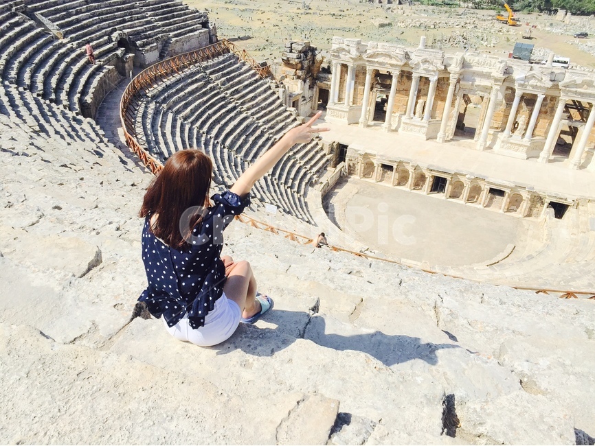 터키,여행,뒷모습,원형극장,파묵칼레,랜드마크,landmark,tourist attraction,해외,외국,세계,foreign,oversea,world,세계랜드마크,해외랜드마크,외국랜드마크,world landmark,world tourist attraction,사람,인물,인간,human,person,여성,여자,woman,female,lady,감정표현,기분,feeling,emotion,여행,휴가,traveling,vacation,trip,architecture,건축물,building,건물