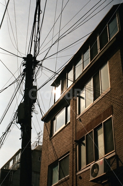 골목,전기줄,전깃줄,전주,전신주,거미줄,전선,필름,도시,풍경,city,landscape,한국도시풍경,한국도시경관,korea cityscape,감성,sensible,feeling,빈티지사진,빈티지느낌,빈티지감성,vintage,산업,industry,industrial,에너지산업,energy industry,건축물,건물외관,exterior,building,structure,architecture,construction