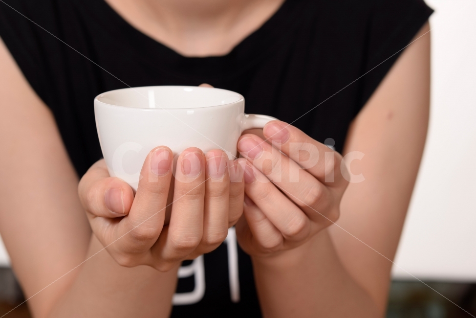 컵,여자,손,팔,마시다,음료,흰색배경,물,검은티셔츠,양손,커피,사람,인물,인간,human,person,사물,물건,오브젝트,thing,object,matter,연출,컨셉,콘셉,direction,concept