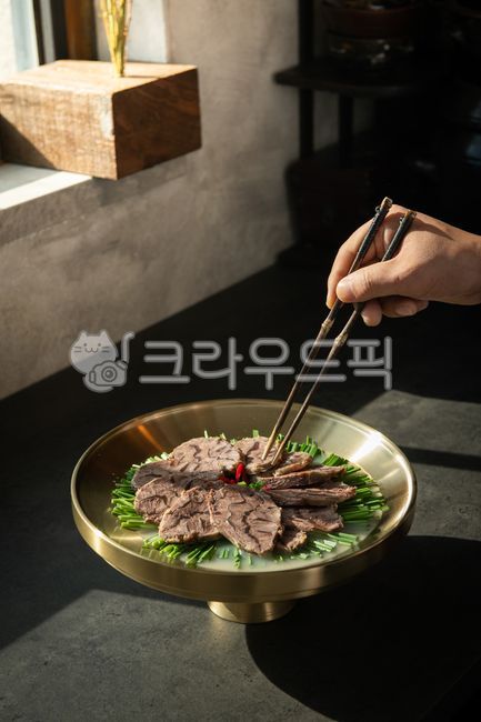 아롱사태,수육,고기,소고기,부추,놋그릇,방짜,전통음식,음식,dish,접시,meal,식사,platter,플래터,plate,젓가락,손