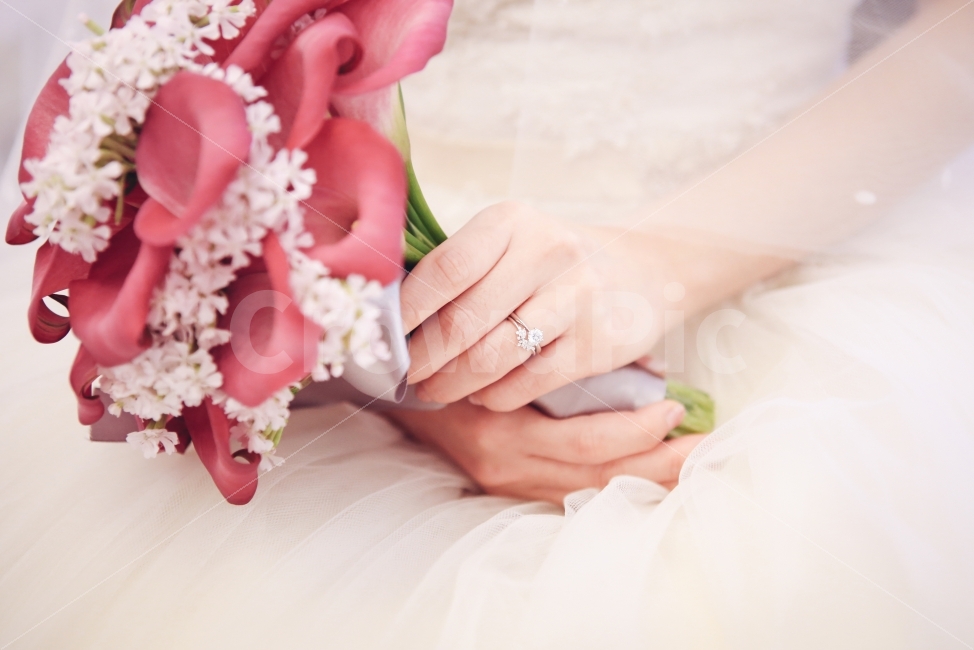 	결혼,부케,웨딩드레스,결혼반지,꽃,드레스,화이트드레스,결혼식,wedding,dress,반지,생화부케,식물,자연,plants,nature,꽃,flower,기념일,축하,anniversary,congratulation,celebrate,celebration,사람,인물,인간,human,person,여성,여자,woman,female,lady,결혼,혼례,웨딩,wedding,marriage,marry,연출,컨셉,콘셉,direction,concept