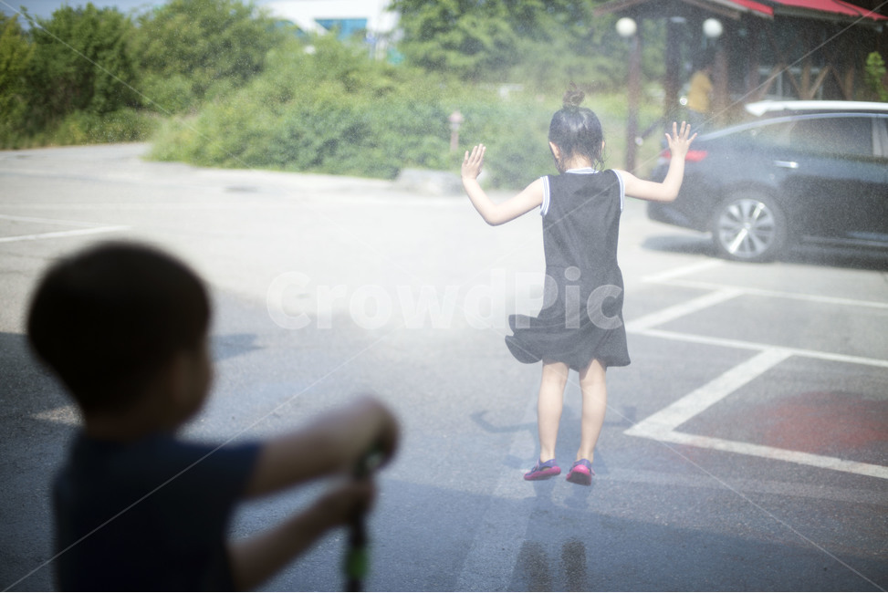 물장난,물놀이,남매,여름,즐거움,여름,계절,summer,season,사람,인물,인간,human,person,어린이,어린아이,child,children,kid,asphalt,아스팔트