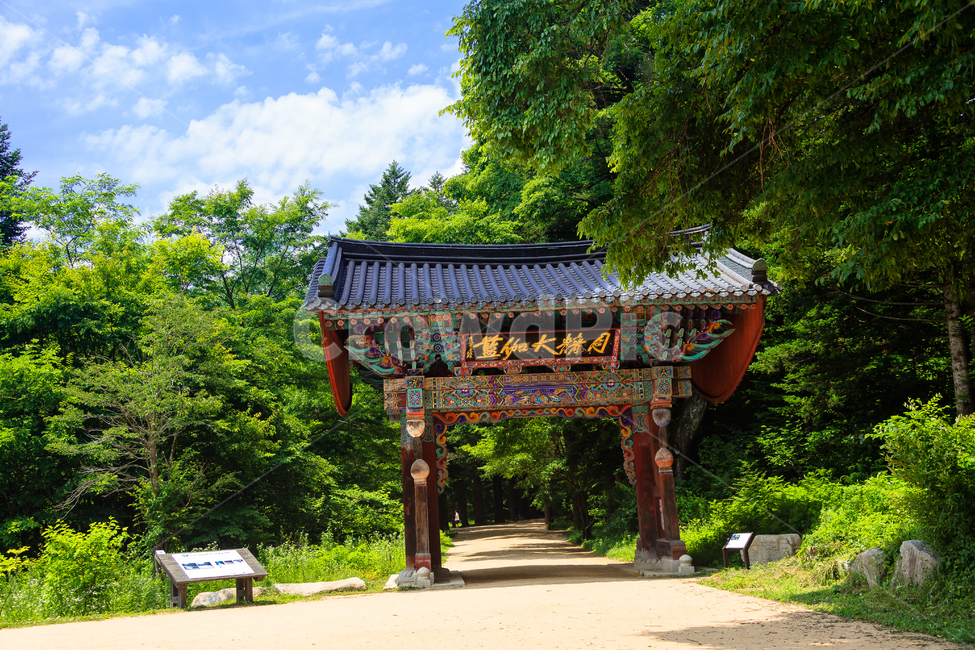 월정사,불교,절,오대산,종교,하늘,한국전통,한국문화,korean traditional,korean culture,건축물,건물외관,exterior,building,structure,architecture,construction