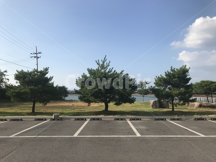 자연,주차장,나무,구름,하늘,초록색,파란색,파랑,초록,쉼터,바다,뭉게구름,잔디,선,흰색,자연,풍경,nature,landscape,vehicle,차량,car,차,automobile,자동차,transportation,교통