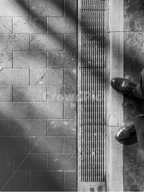 흑백,구두,도로,블랙앤화이트,blackwhite,road,step,걸음,검은색,검정,여유,chill,흑백,모노톤,monochrome,black and white