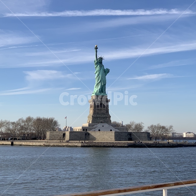 자유의여신상,바다,맑은날씨,구름,저시시티,랜드마크,landmark,tourist attraction,해외,외국,세계,foreign,oversea,world,세계랜드마크,해외랜드마크,외국랜드마크,world landmark,world tourist attraction,monument,기념물