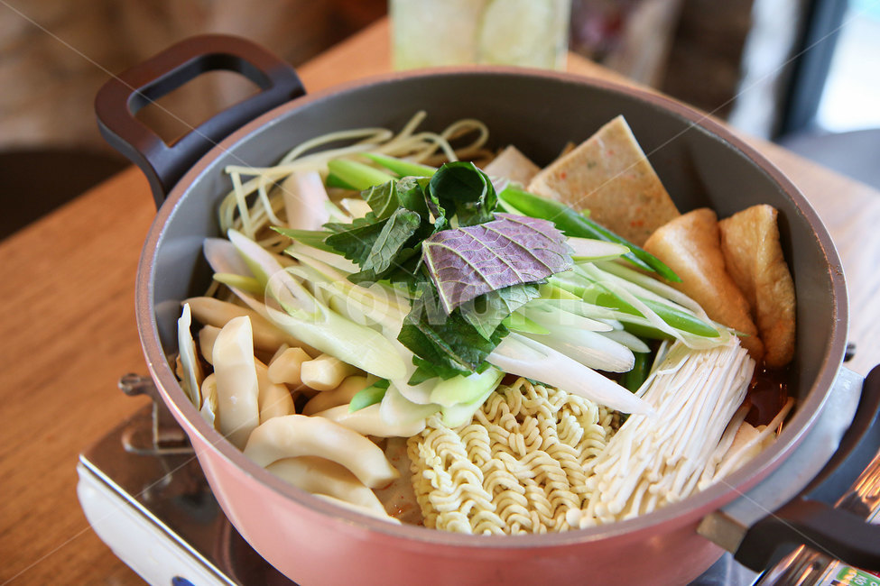 pink,tableware,snack shop,Fish cake,eat out,noodle,instant,pot,atmospheric,tteokbokki,cooking,burner,snack bar,boil,Instant tteokbokki restaurant,restaurant,Jjolmyeon,gas burner,Jjolmyeon Sari,delicious,food,Instant Tteokbokki,meal,warm,Rabokki,ramen,dish