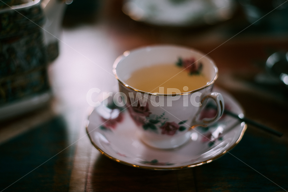 실내,커피,찻잔,홍차,나무테이블,cafe,mug,cup,휴식,힐링,rest,사색,여유,healing,feeling,relaxation,earlgrey,차,tea,분위기,감성,dark,음료수,drink,beverage,감성,sensible,feeling