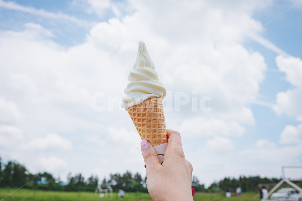 아이스크림,하늘,구름,손,파란하늘,시원함,풍경,여름,계절,summer,season,사람,인물,인간,human,person,신체일부,몸,body,음식,식재료,요리,food,cook,meal,dishes,food reserves,디저트,간식,후식,dessert,snack,감성,sensible,feeling