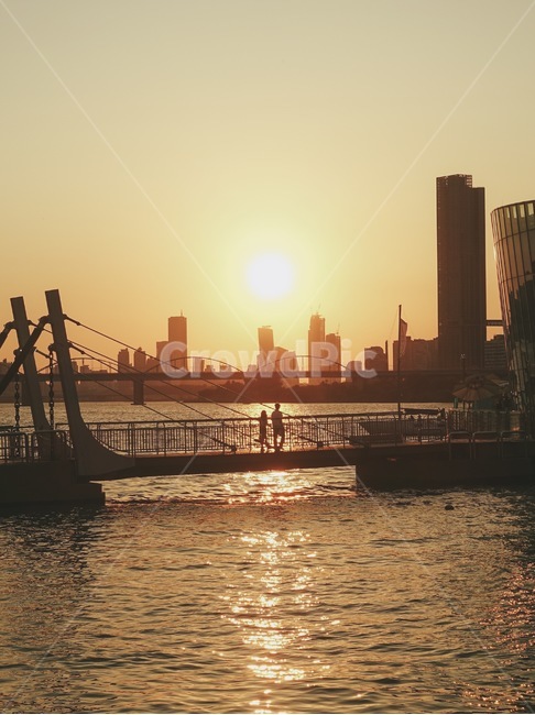 노을,반포대교,반포한강공원,한강,person,사람,human,인간,water,물,waterfront,워터프론트,sunset,도시,풍경,city,landscape,한국도시풍경,한국도시경관,korea cityscape