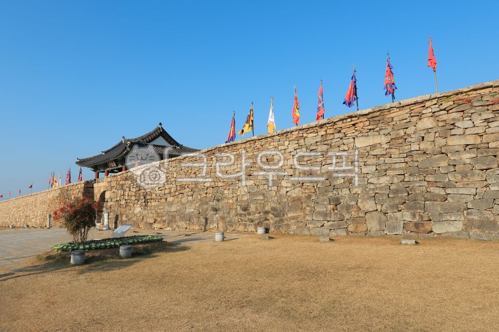 해미읍성,성,성벽,성곽,돌담,담,벽,돌,건축물,역사,문화,문화재,유적,관광지,하늘,야외,실외,서산시,서산,충남,충청남도,깃발,깃대