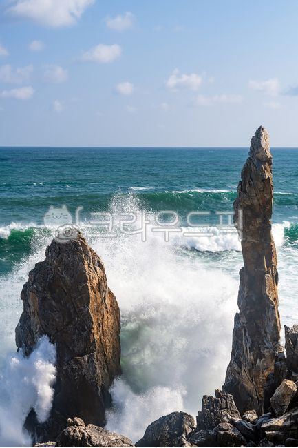 Chuwam Beach,Candlestick Rock,Donghae City,big waves,white foam,horizon,blue sky,white clouds,rocks