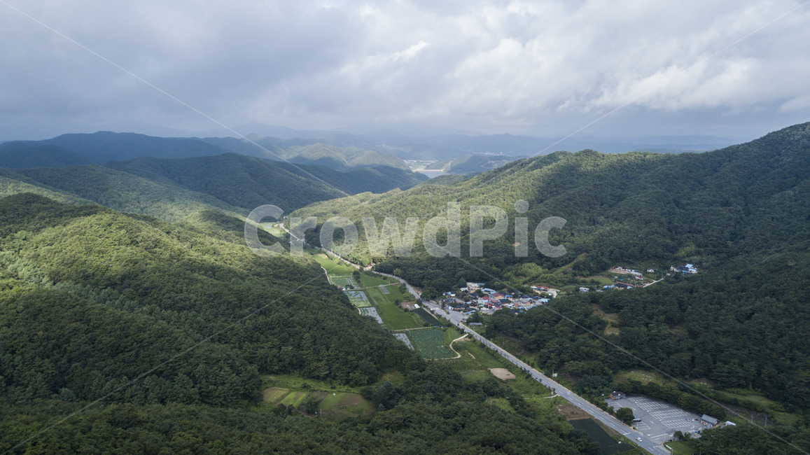 드론,항공,자연,도로,길,산,초록,마을,구름,하늘,빛,맑음,자연,풍경,nature,landscape,scenery,outdoors,옥외,경치