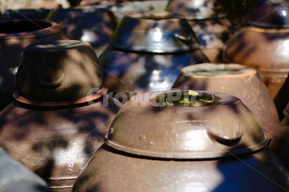 장독대,그림자,전통,crock,traditional,감성,감정,emotion,feeling,sensible,사물,물건,object,thing,shadow,낙엽,fallenleaves,한국전통,한국문화,korean traditional,korean culture,사물,물건,오브젝트,thing,object,matter