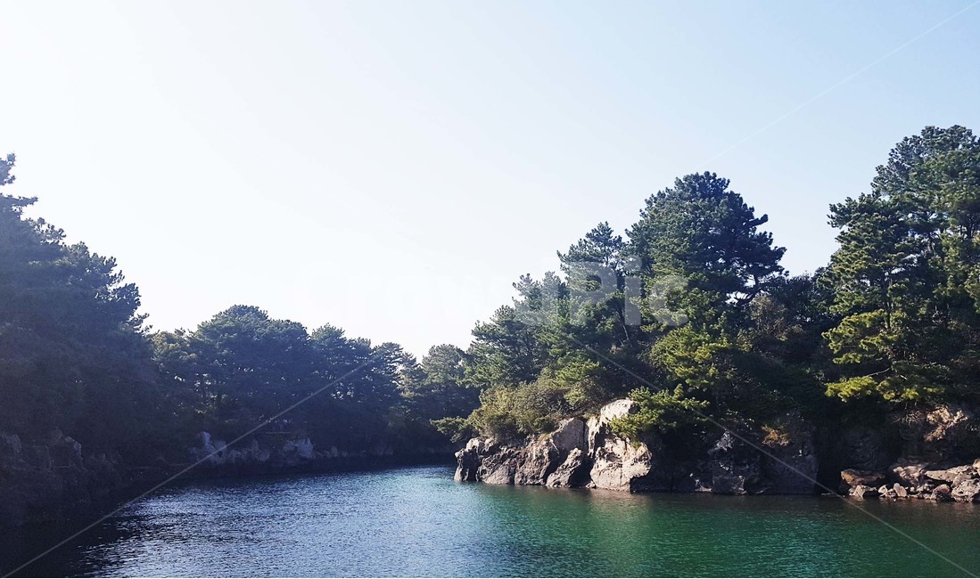 호수,나무,돌,바다,하늘,해수욕장,구름,자연,풍경,제주도,평화,쉼,에메랄드,푸른,파란,쇠소깍,자연,풍경,nature,landscape,한국자연풍경,한국자연경관,korea nature landscape,제주도,jeju,jeju island,outdoors,옥외,land,땅,water,물,shoreline,해안선,sea,ocean,대양