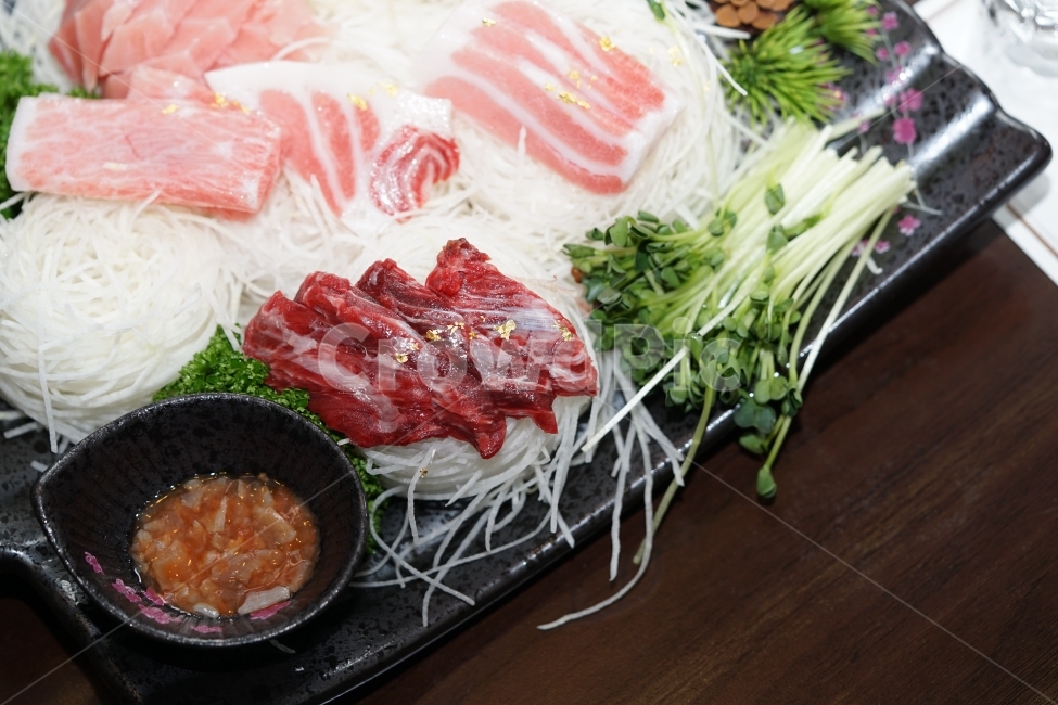 참치,회,참치회,식감,생선,안주,안줏거리,술안주,소주안주,술자리,레드,색감,빨강,음식,푸드,fish,횟감,식사,모임,음식,식재료,요리,food,cook,meal,dishes,food reserves,수산물,해산물,fishery products,seafood