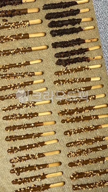빼빼로,초콜릿,빼빼로데이,pocky,pepero,coated,dough,stilllife,biscuit,black,crispy,favor,crunchy,product,bake,cracker,concept,sweet,table,nut,food,chocolate,dessert,plate,wheat,stick,pastry,eat,snack,homemade,long,cookie,melt,cocoa,almond,background,dark,wood,brown,sugar