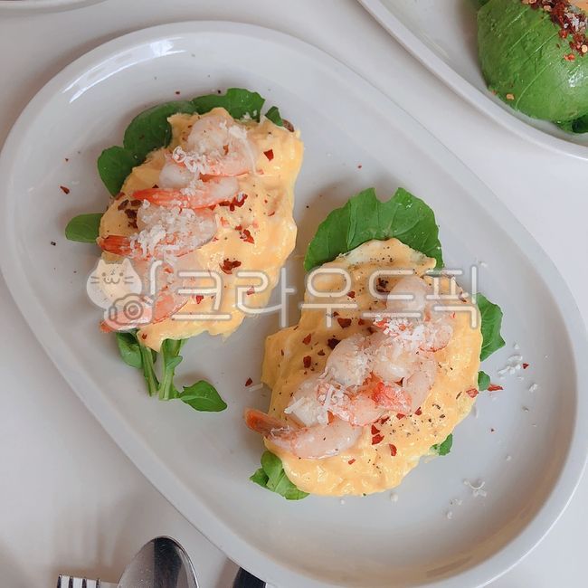 open sandwich,shrimp,cafe,egg,brunch,sandwich,food,scramble