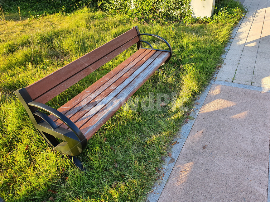 bench,벤치,parkbench,공원벤치,빛,그림자,휴식,감성,나무의자,저녁,해질녁,쓸쓸함,외로움,가을,힐링,rest,relaxation,healing,잡초,세월