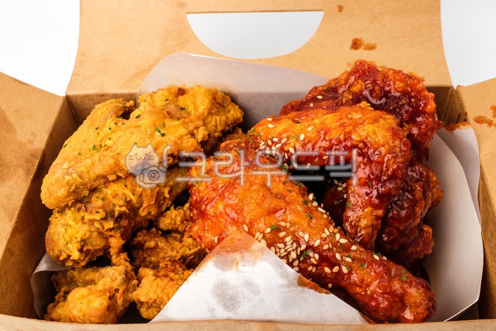 치킨,닭,튀김,닭고기,고기,음식,식사,식품,재료,식재료,음식재료,소스,양념,바삭바삭한,부드러운,짠,튀긴음식,기름진,요리,음식,식재료,요리,food,cook,meal,dishes,food reserves