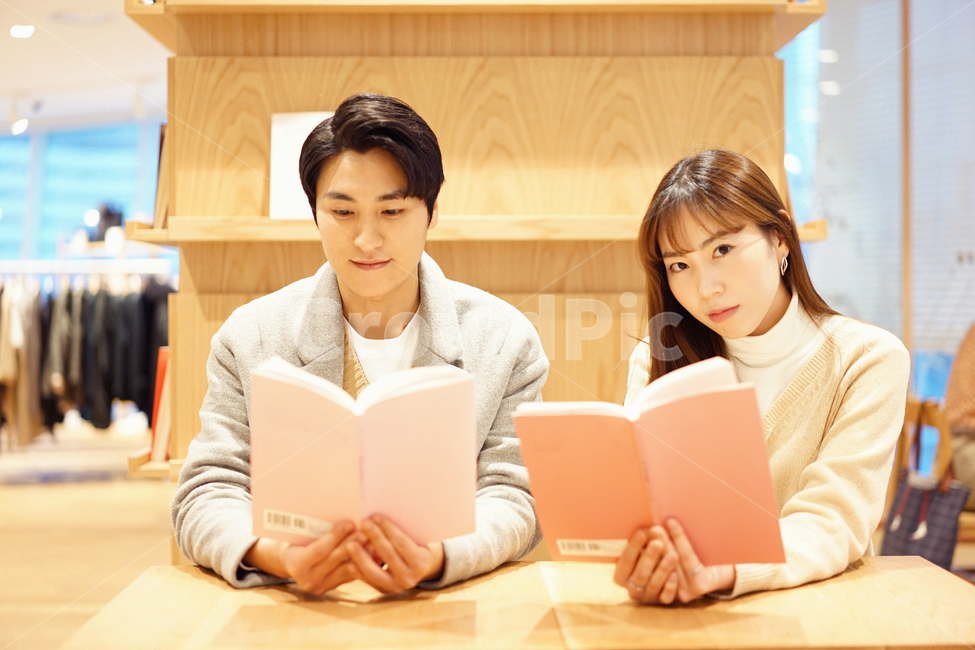 커플,연인,데이트,남녀,couple,독서,책,book,연애,사람,인물,인간,human,person,연인,커플,사랑,lover,couple