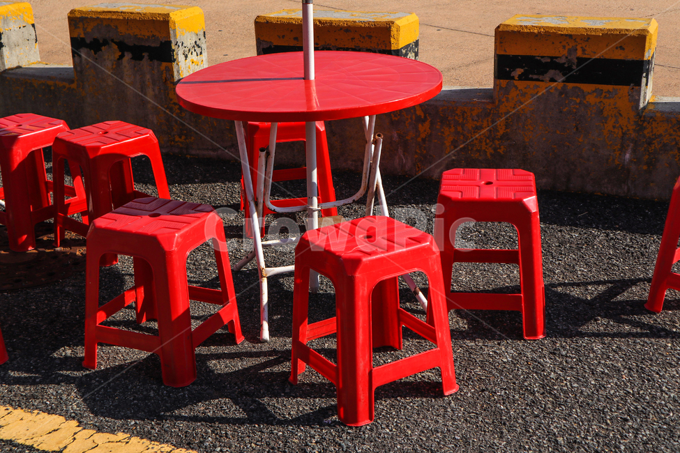 가구,table,카페,야외,테이블,세트,빨강,편의점의자,빨간의자,red,chair,파라솔,의자,길거리,길바닥,매점,diningtable