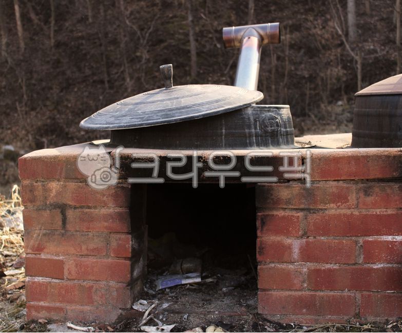 가마솥,옛날가마솥,한옥,초가집,밥,밥솥,시골,마을,country,rural,town,낡은,부뚜막,부엌,아궁이,솥뚜꼉,옛날부엌,한국적인,주방,전통,문화,오래된,키친,주방용품,요리도구,koreanculture,cookroom