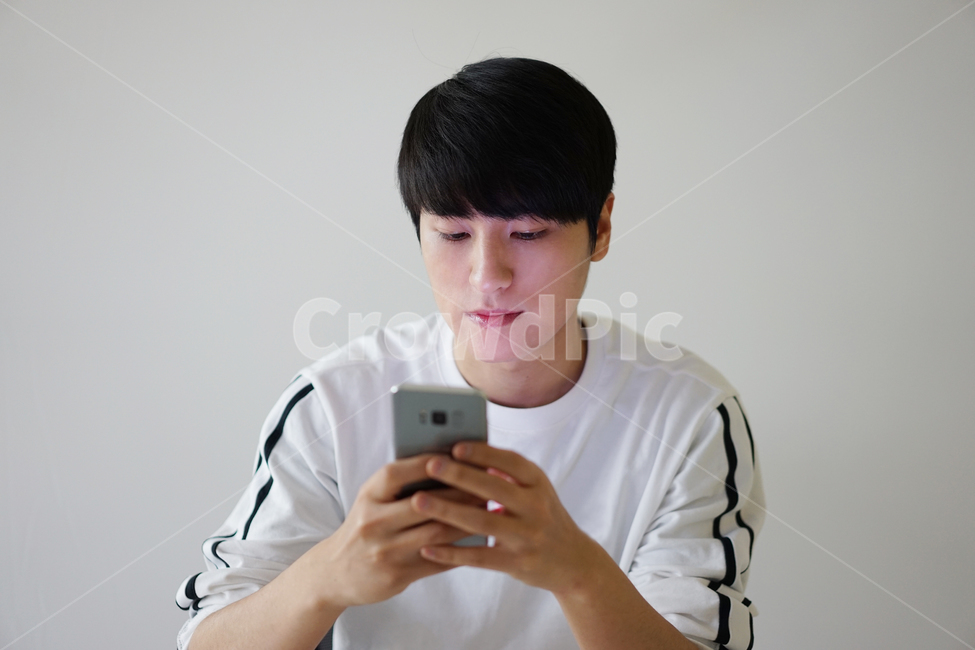 스마트폰,핸드폰,휴대폰,전자기기,it,모바일,남성,손가락,남자,사물,사람,인물,인간,human,person,남성,남자,man,male,정보통신기술,전자기기,전자제품,it,information,technology,electronic equipment