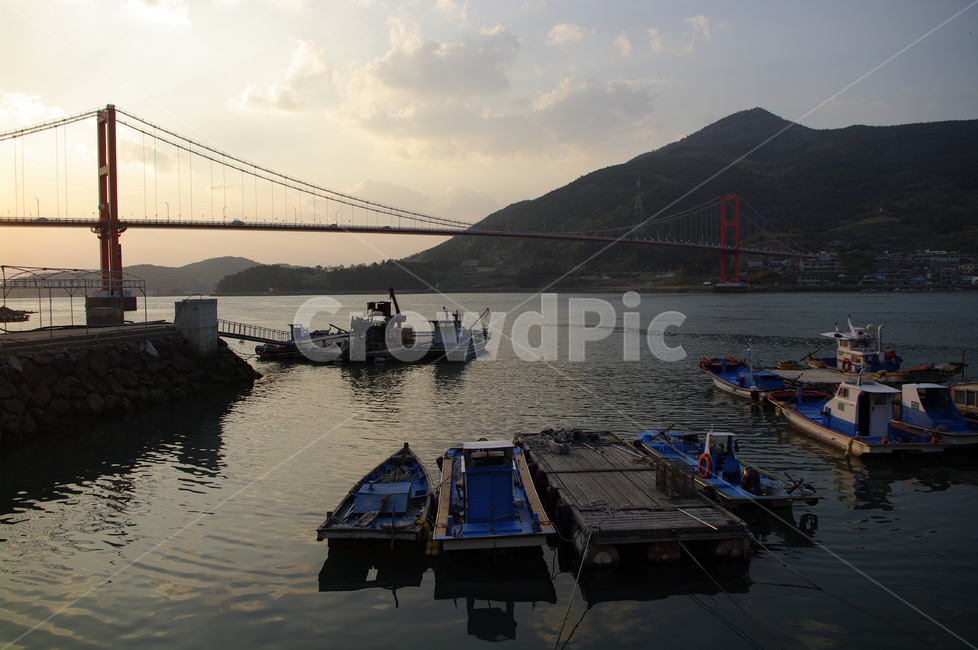 남해대교,다리,어선,배,바다,하늘,구름,풍경,노을,산업,industry,industrial,어업,fishery,fishing industry