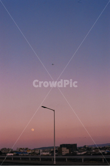 노을,가로등,달,비행기,하늘,제주도,필름카메라,도시,풍경,city,landscape,한국도시풍경,한국도시경관,korea cityscape,색깔,색상,색채,색감,color sense,color sensitivity,feeling of color,nature,자연,outdoors,옥외