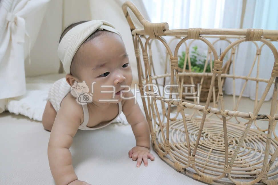 바구니,라탄,라탄바구니,표정,텐트,아기텐트,러그,유아텐트,놀이방,아기모델,헤어밴드,아기,신생아,사람,갓난아기,귀여운,작은,소중한,앙증맞은,인간,어린,한살,1세,만0세,아가,영유아,얼굴,엄마품,안긴,베이비,천사같은,사랑스러운,가족,아들,라이프스타일,생활,육아,보육,순수한,순진한,천진난만한,건강한,인테리어,모자,밀짚모자,사람,인물,인간,human,person,영유아,아기,애기,아이,infants,baby