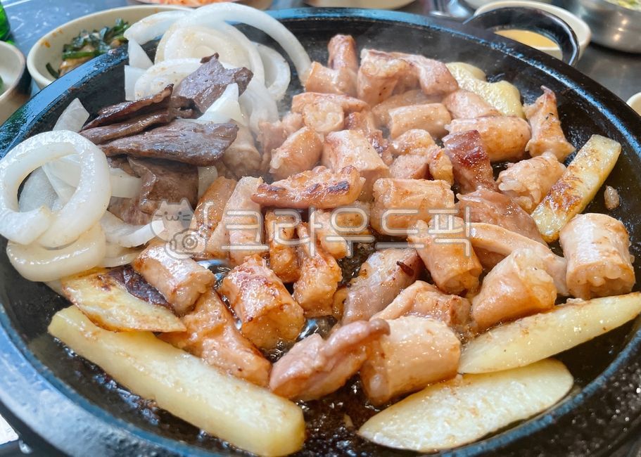 stone tablet,Grilled beef,small parts,beef tripe,onion,Somakchang,beef,cow,Grilled on a stone plate,Grilled Daechang,small appendage,Makchang,potato,Somodeum,ingredients,cooking,Grilled Potatoes,roast,Grilled Soyeomtong,Grilled Makchang,Daechang,Gopchang,