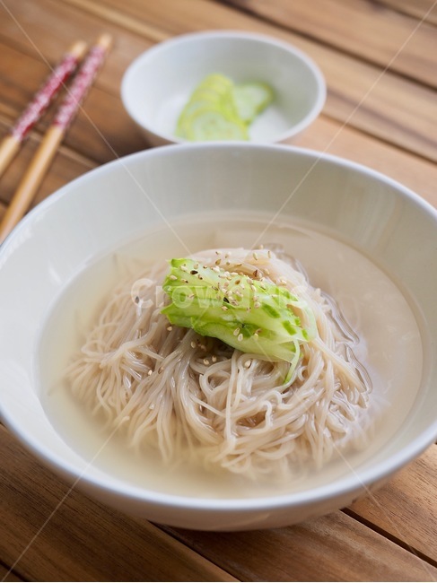 냉면,물냉면,여름음식,시원한음식,국수,누들,오이,한국음식,식품,한식,한국문화,음식,한국,배경,음식문화,웰빙,문화,아시아,아시아음식,접시,전통,젓가락,음식,식재료,요리,food,cook,meal,dishes,food reserves,면류,면요리,noodles,한식,한국음식,한국요리,korean food,korean dishes,korean meal,korean cook