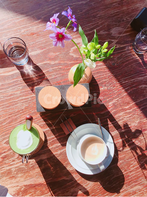 녹차라떼,커피,꽃,그림자,카페,커피,카페,coffee,cafe,휴식,힐링,rest,relaxation,healing