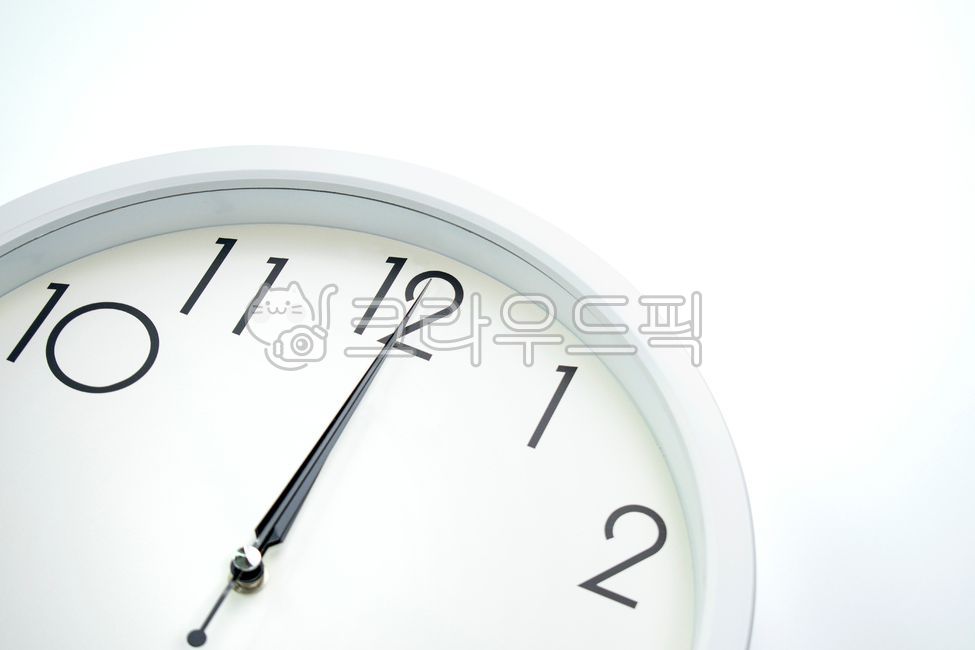 Appointment,wait,Wall,Second hand,Symbol,Time,Black,Situation,Retro,Modern,Design,number,analog clock,Minute,Wall clock,Hour hand,Business,Accurate,Arrow,Concept,Circle,Speed,12,tension,Background,Copy space,Hour,countdown,clock,White,When,Second,On time,