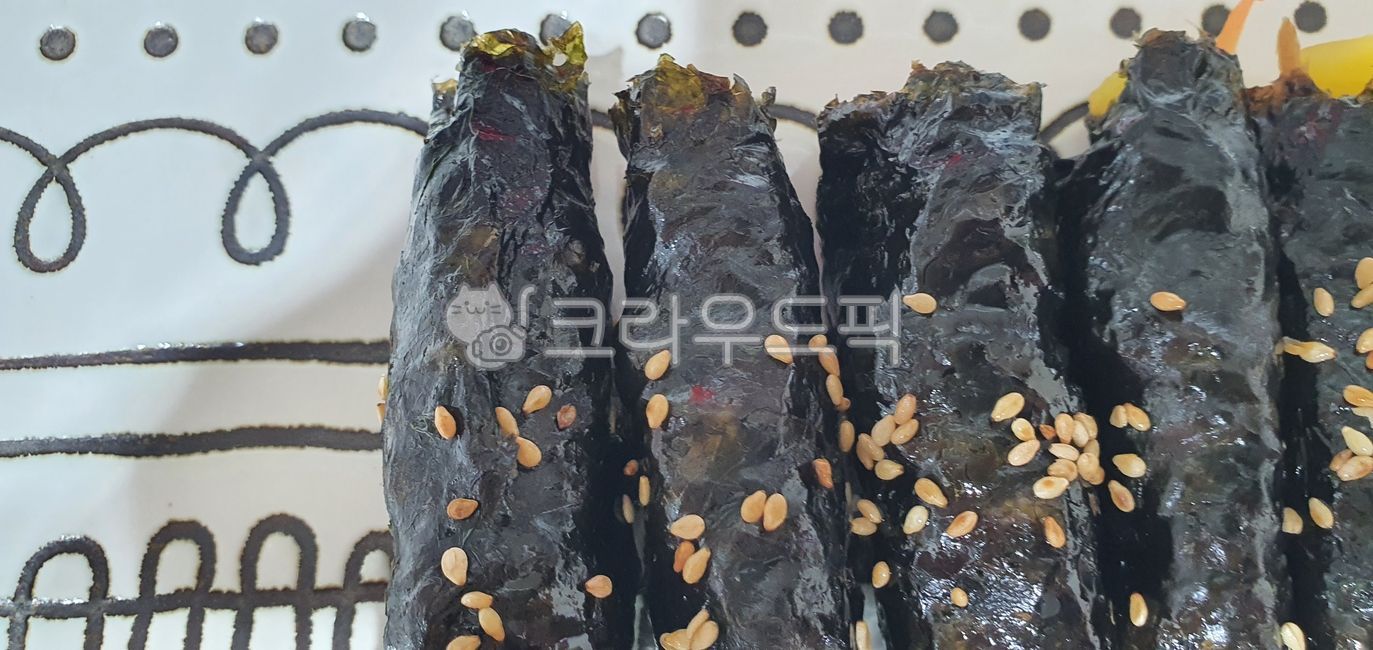 김밥,꼬마김밥,김,접시,식사,food,간단식사,깨소금,깨,점심,lunch,단무지,햄