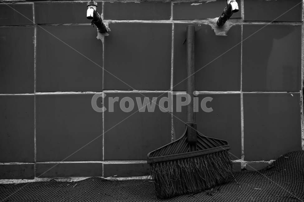 비,빗자루,수도,꼭지,타일,수돗가,감성,모노톤,흑백,모노톤,monochrome,black and white,사물,물건,오브젝트,thing,object,matter