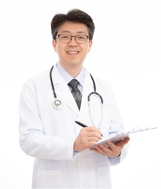 남자,의사,남성,누끼,중년,1인,안경,한국인,동양인,흰색배경,밝은,얼굴,전문직,의료,직업,건강,40대,흰배경,카피스페이스,정면,의학,병원,진료,흰색,자신감,아시아인,50대,질병,보건,주치의,카피,스페이스,위생,유니폼,한국사람,일본인,중국인,사람,1명,상반신,사람,인물,인간,human,person,남성,남자,man,male,의료,의학,병원,medical,hospital,clinic