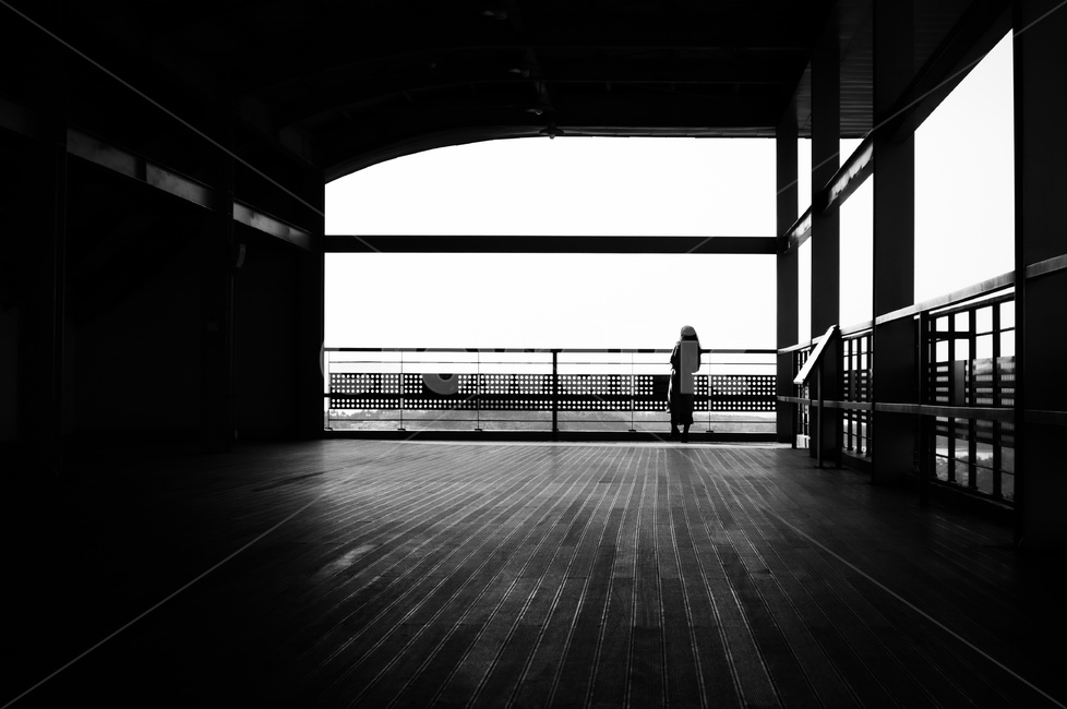 floor,바닥,human,인간,person,사람,난간,handrail,고독함,외로움,쓸쓸함,우울함,슬픔,lonely,solitary,흑백,모노톤,monochrome,black and white