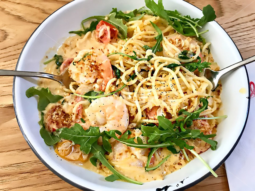 새우파스타,크림파스타,쉬림프,새우,루꼴라,포크,숟가락,토마토,shrimp,prawn,cream,pasta,tomato,arugula,rucola,pepper,후추,접시,dish,음식,식재료,요리,food,cook,meal,dishes,food reserves,면류,면요리,noodles,양식,서양음식,서양요리,western food,western dishes,western meal,western cook