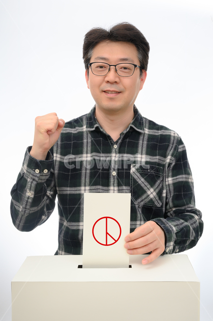 선거,투표,표,선거운동,유권자,주권,권리,의무,기본권,선출,득표,표결,다수결,투표용지,정치,정당,민주주의,투표함,선택,국민투표,지방선거,결정,국회의원선거,대통령선거,국민,총선,대선,종이,의사결정,비즈니스맨,여론,평화,넣기,빈,카피스페이스,제도,개념,누끼,남자,남성,1명,한국인,일본인,중국인,아시아인,중년,찬성,반대,찬반투표,카피,스페이스,비즈니스