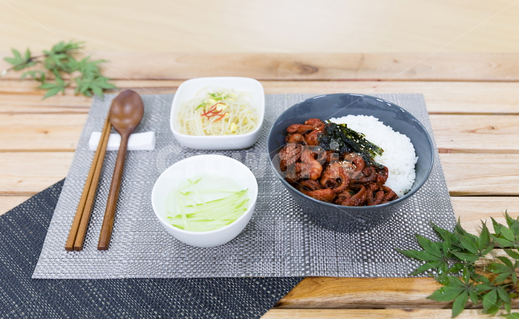 주꾸미,요리,다이어트,매운음식,식기류,건강식,조리법,그릇,테이블,식사,맛있다,먹다,별미,낙지,문어,맵다,짜다,준비,숟가락,식탁,붉다,해산물,바다요리,재료,배고프다,무침,볶음,식당,밥,볶다,젓가락,매콤하다,양념,음식,식재료,요리,food,cook,meal,dishes,food reserves,한식,한국음식,한국요리,korean food,korean dishes,korean meal,korean cook