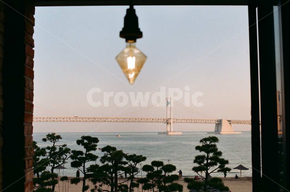 광안리해수욕장,광안리,바다,다리,부산,광안대교,busan,bridge,창문,전등,풍경,필름카메라,필름,아날로그,감성,film,felling,analogue