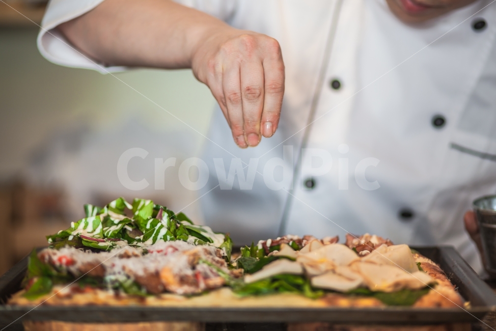 요리,피자,pizza,cook,요리사,조리사,치즈,파마산치즈,야채피자,햄,야채,햄피자,사람,인물,인간,human,person,신체일부,몸,body,음식,식재료,요리,food,cook,meal,dishes,food reserves,빵,bread,양식,서양음식,서양요리,western food,western dishes,western meal,western cook
