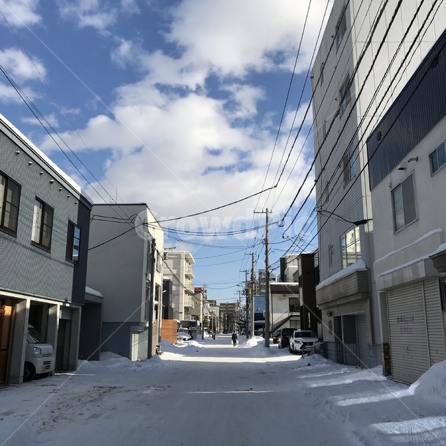 삿포로,하늘,눈,거리,도로,파란하늘,구름,하얀도로,snow,sapporo,일본,전봇대,겨울,계절,winter,season,도시,풍경,city,landscape,골목길,alley,해외,외국,세계,foreign,oversea,world,세계도시풍경,해외도시풍경,외국도시풍경,world cityscape,road,street,building,건물,town,시티,urban,어반,골목,alleyway