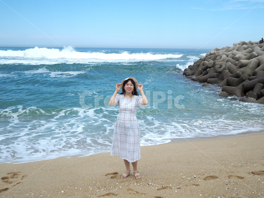 여자,바다,모래사장,모래,여름,휴가,원피스,흰원피스,nature,자연,water,물,sea,outdoors,옥외,ocean,대양,human,인간,person,사람,apparel,의복,clothing,의류