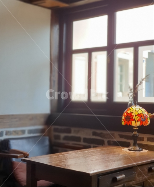table,조명,책상,공간,창문,인테리어
